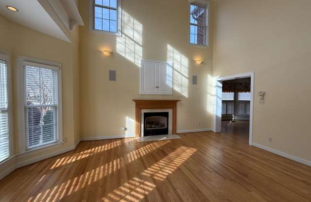 Immaculate End-Unit Townhome in Port Warwick