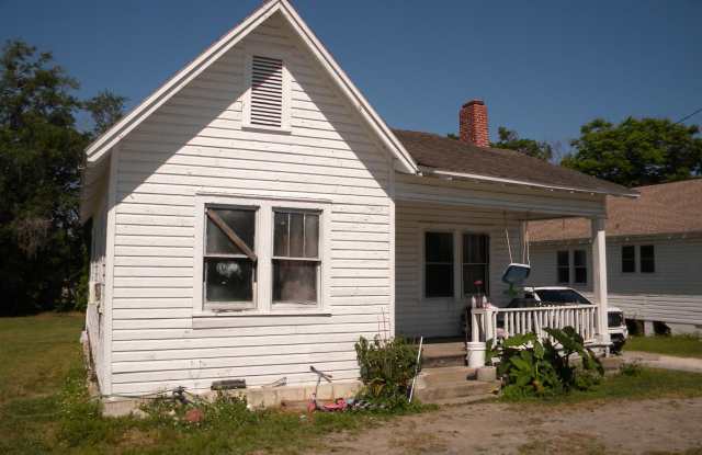 2 Bedrooms 1 bath Single Family Home at 1010 NE 8th Ave. Ocala, FL 34470