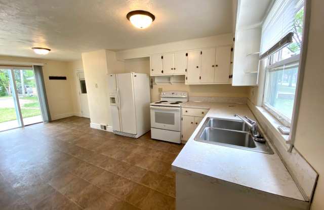 1537 University Drive North