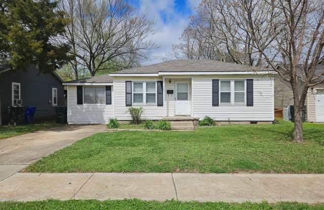 Updated Core Norman Home! (2) Bed + Bonus Living Area! Pets Negotiable. - 921 Nebraska Street, Norman, OK 73069