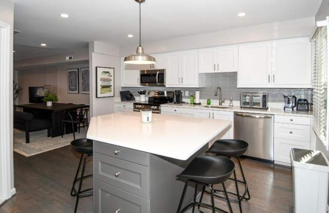 4427 1/2 Macarthur Boulevard Northwest