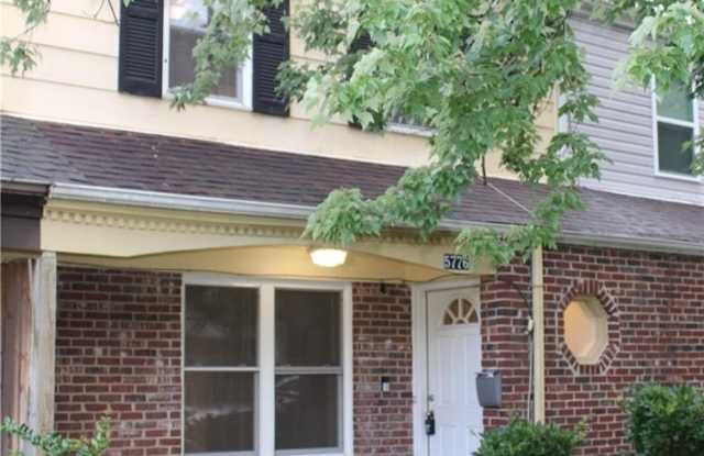 5776 W Hastings Arch