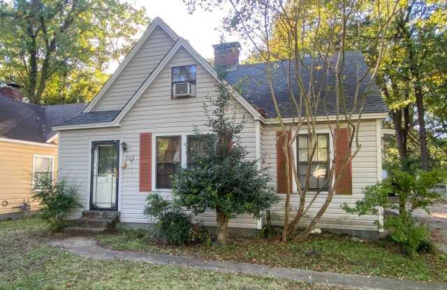 Photo of 4 bed, 2 bath near the University of Memphis