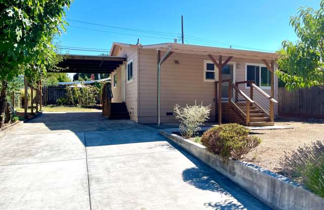 Charming two bedroom home in Mirabel Heights!