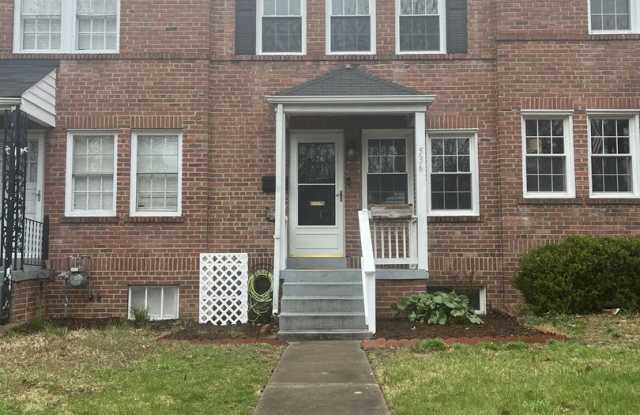 Photo of Alexandria/Del Ray - 536 E Nelson Avenue - $3,395.00