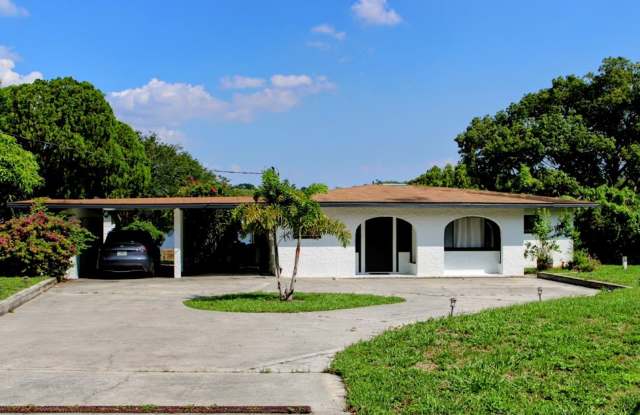 Modern Comfort Awaits at 3012 Justamere Ln — Your Perfect Lakefront Florida Retreat!
