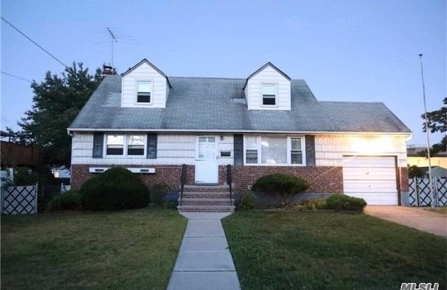 11 Ferney St - 11 Ferney Street, Hicksville, NY 11801