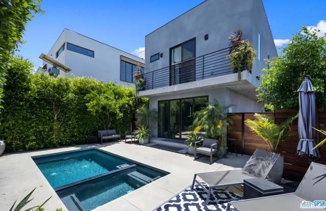6543 De Longpre Ave