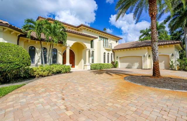 ** STUNNING 5 BEDROOM, 5.5 EN SUITE BATH 6,000 SQ FOOT HOME ** AS AN ANNUAL RENTAL ** PINE WOODS ** MOVE IN TODAY *** - 823 Cassena Road, Collier County, FL 34108