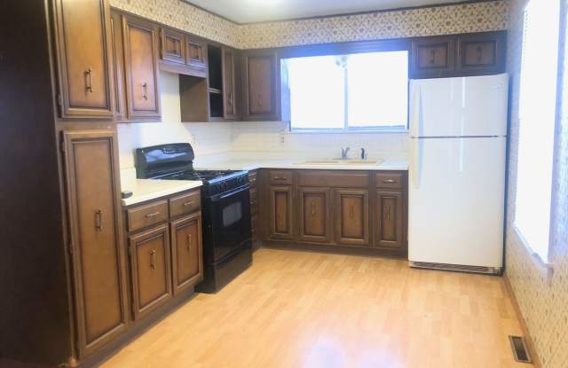 Neat 3 BR house in south Bloomington. Hardwood floors