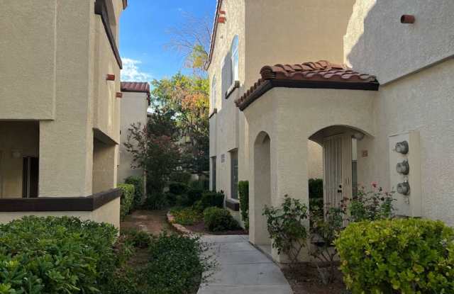 BEAUTIFUL UPGRADED CONDO/MANY AMENITIES - 3 BED, 2 BATH