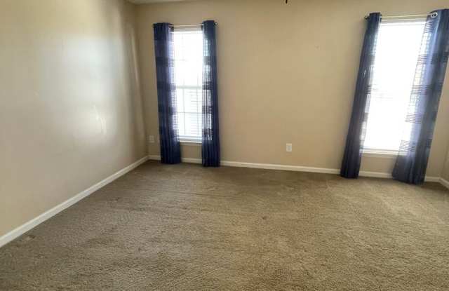 Hadley Commons 2 Bedroom 2.5 Bath Townhome Minutes from Bridgeway Station !!