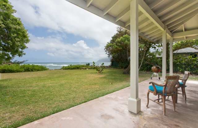Oceanfront Cottage w/Panoramic Views, Yard,  Private Beach Access. Waipuna