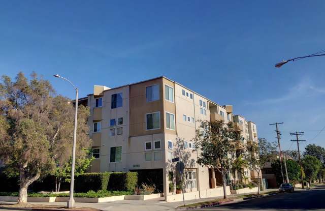 Top-Floor large condo on tree-lined street