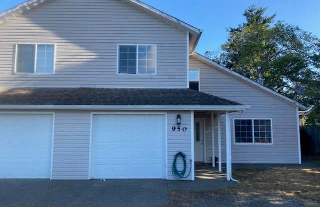 SPACIOUS 3 BEDROOM 2 BATH DUPLEX IN BEAUTIFUL COOS BAY!