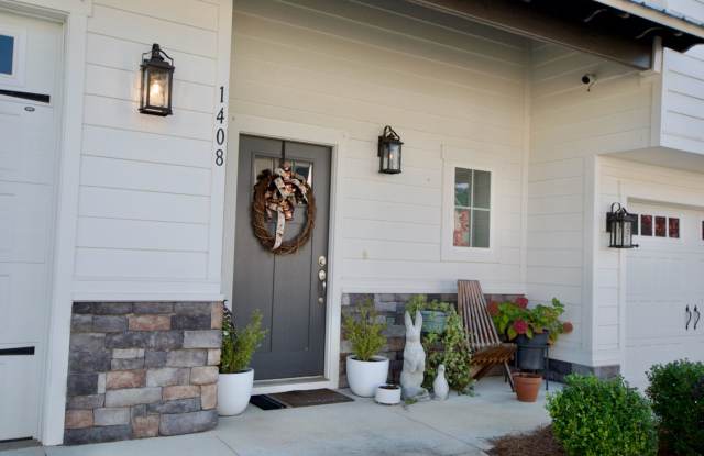 3 Bed 3.5 Bath Luxury Townhome in Convenient Location!