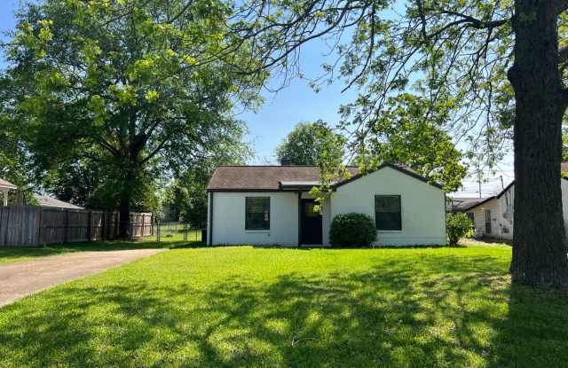 Available NOW - 122 Forest  Avenue