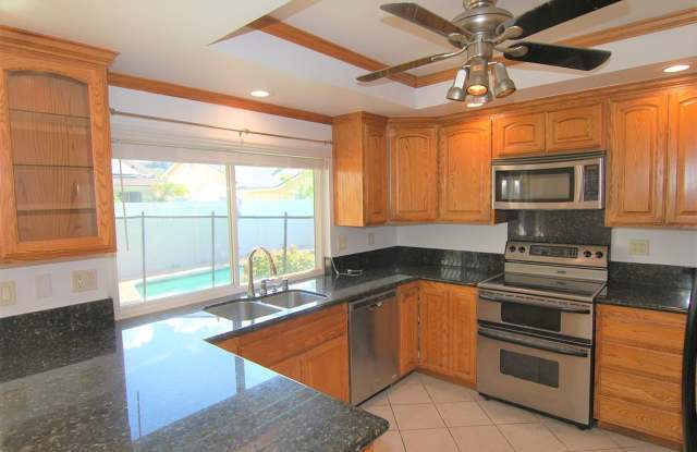 Beautiful 3-Bedroom Home with Pool, Spa  3-Car Garage in Orange