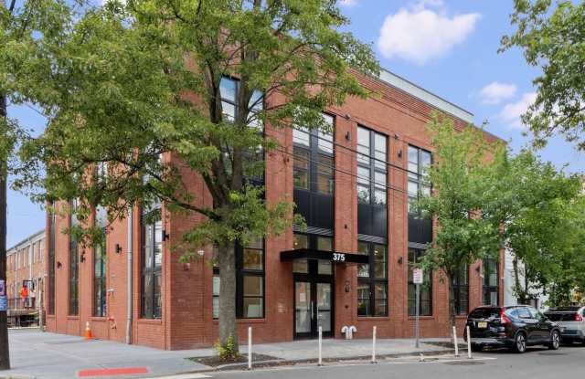 375 MONMOUTH ST