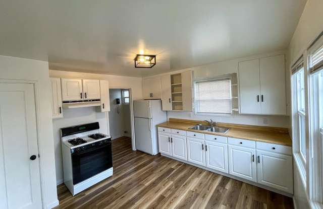 SPACIOUS 2bed/1bath unit available now!!