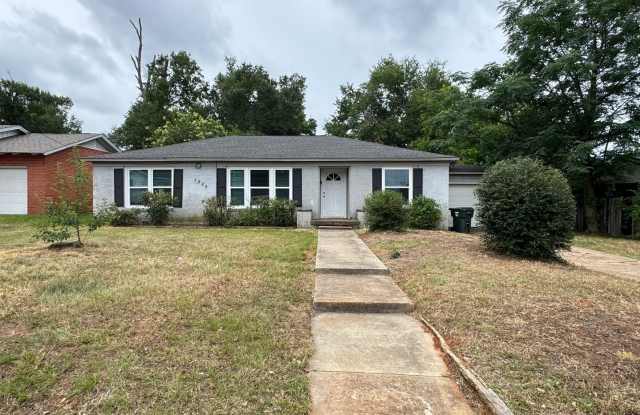1225 San Antonio