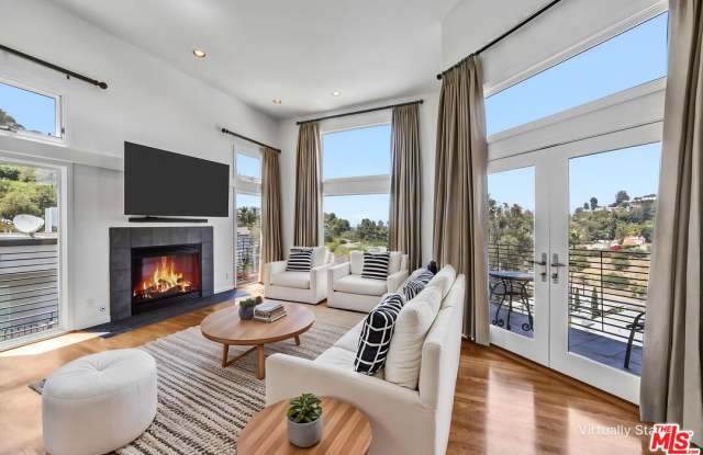 6852 Woody Trail