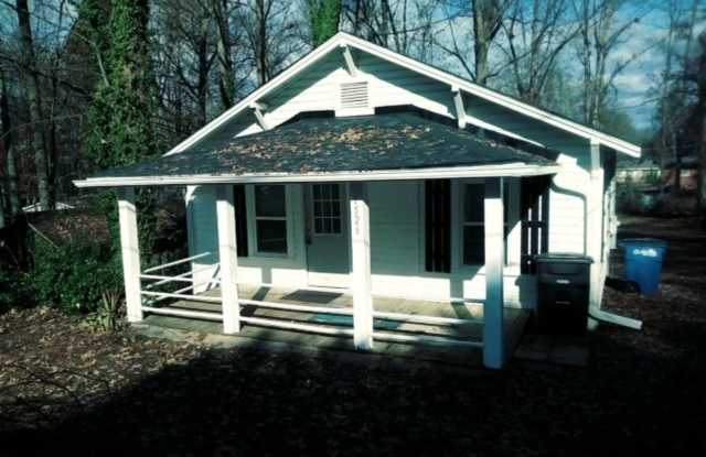 Adorable 2 Bed/1 Bath Single Story Home - Statesville - Covered Front Porch - Back Deck - Washer/Dryer Included
