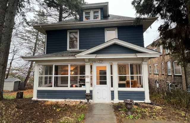 AVAILABLE JUNE 1ST- Large 4 bedroom in Lakeside!