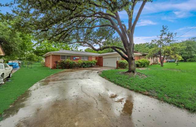 Photo of 805 N Douglas Ave