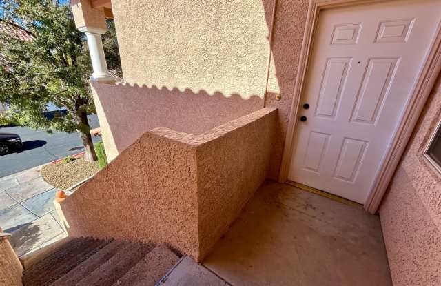 Lovely 2 story condo conveniently located near Eastern and Wigwam.