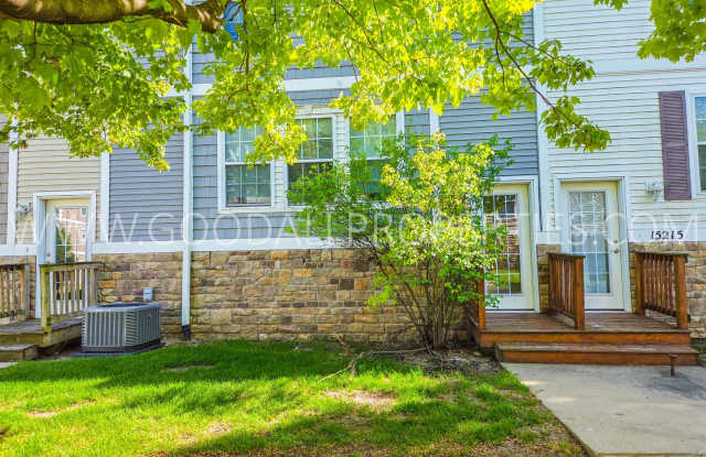 RENT REDUCED!!! 2 Bedroom 2 Bath Townhome in Urbandale with attached 2 car garage!