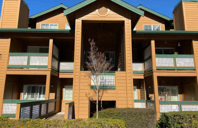 Spacious 3 bed/3 bath condo in San Ramon