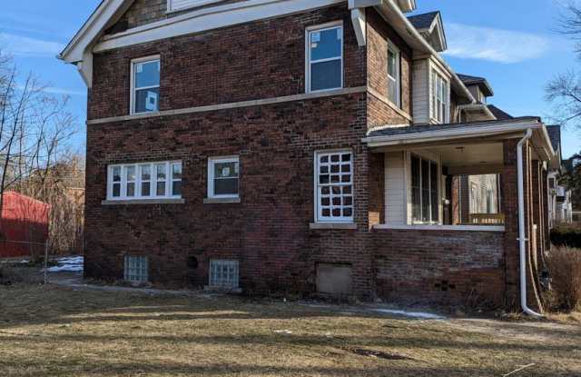 73 Woodland - 5 BED 2 Bath For Rent