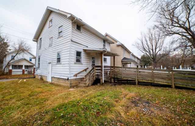 Mansfield, Large house on Corner lot!