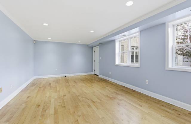 Lovely 2 BR/1 BA Condo in Washington Highlands!