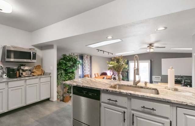 Charming 3 Bedroom, 2 Bathroom Home in Windsor!