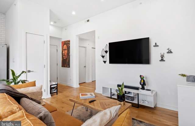 1617-27 N HOPE Street unit: 3B