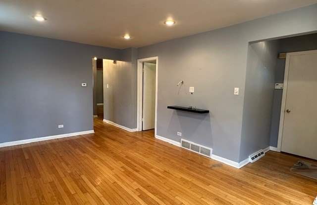 10342 S Oglesby Avenue