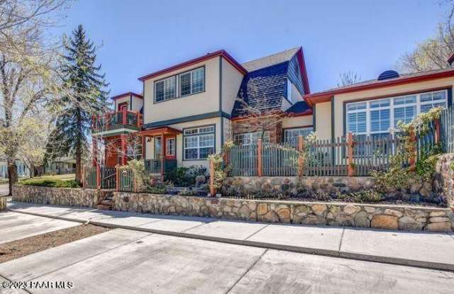 325 E Union 'Cottage' Street