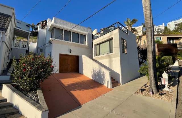 Ocean View 3-Bedroom House on Bay St. walkable to the Beach