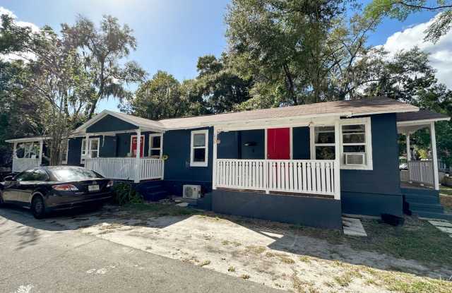 Cozy 2 Bedroom, 1 Bathroom in Fifth Avenue Neighborhood