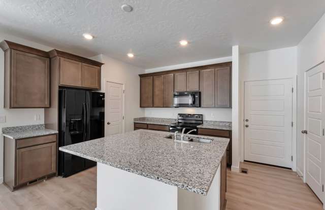 Lehi Row End Townhouse w 2 car attached garage!