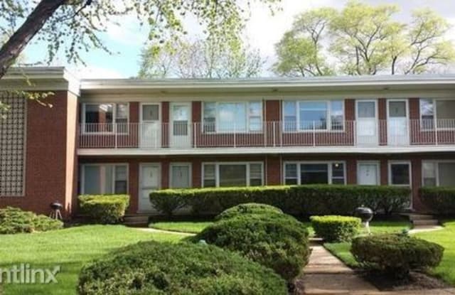 Wheaton Court - 900 Crescent St, Wheaton, IL 60187