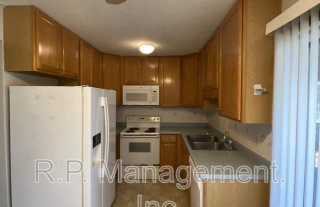 1425 Meadowmoor Dr NE