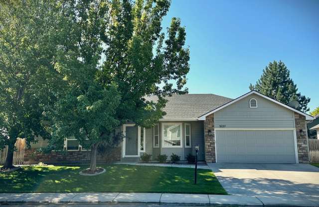 Gorgeous 4 bed 3 bath home in the perfect Meridian location, just off Ustick and Black Cat Rd.