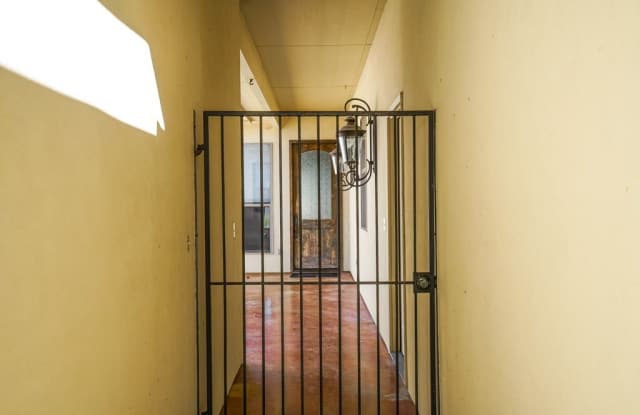 2801 Indian Wells Dr