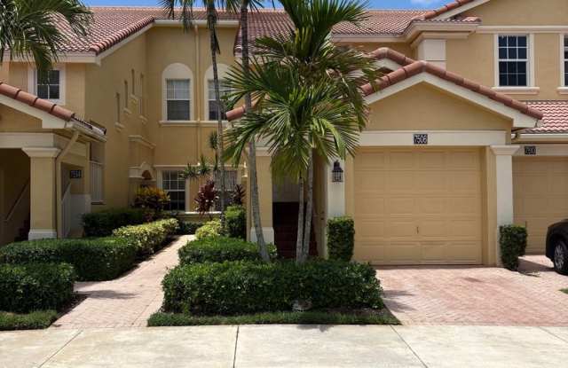 3/2/1 Townhome in River Glen!