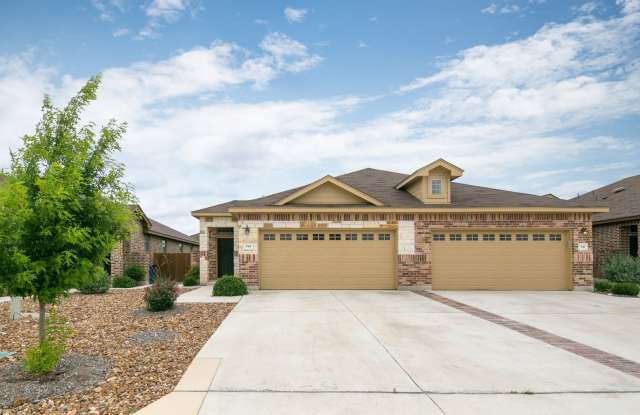 Beautiful 3 Bedroom Duplex Located in New Braunfels, Texas!