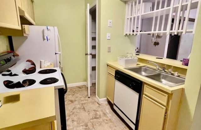 5806 ROYAL RIDGE DR #R