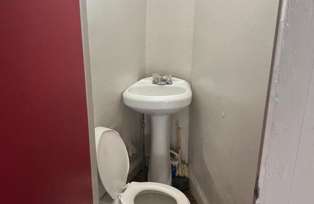 2250-52 RIDGE Avenue